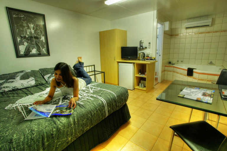 Bedroom 3, Halls Creek Motel, Halls Creek