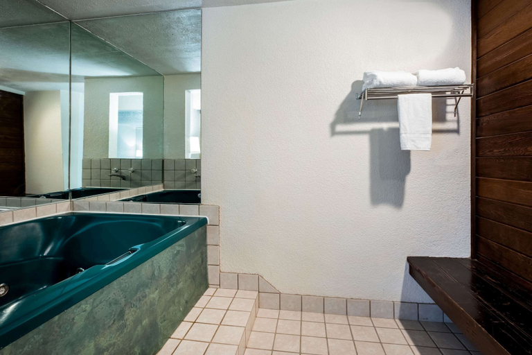 Bathroom 4, La Quinta Inn by Wyndham Bend, Deschutes