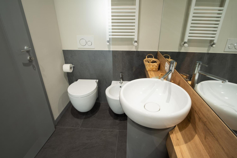 Bathroom 5, Chill in Tuscany, Lucca
