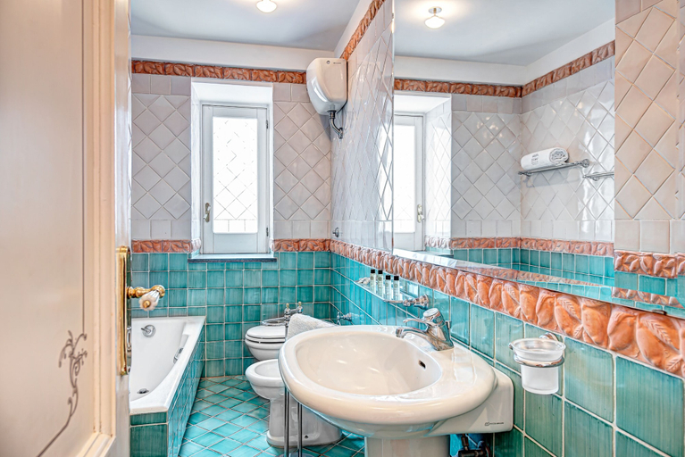 Bathroom 4, Palazzo Villa dei Nobili, Napoli