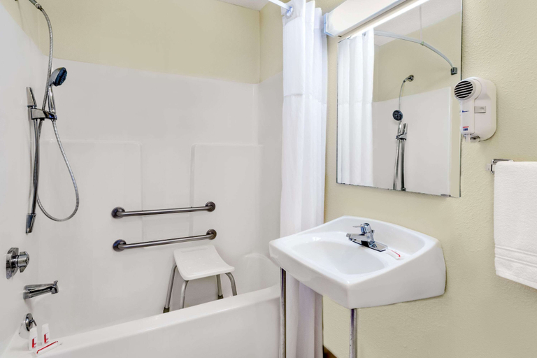 Bathroom 4, Days Inn by Wyndham Jackson, Jackson