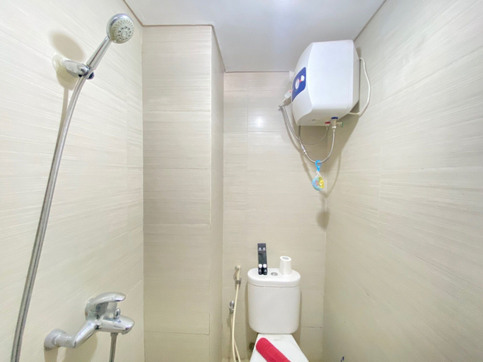 Bathroom 2, Minimalist Decor Studio Apartment at Gateway Pasteur, Bandung