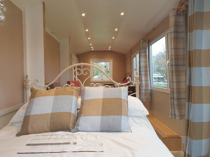 Bedroom 3, Riverside Cabin - Sleeps 2 - Hottub - Parking, Powys