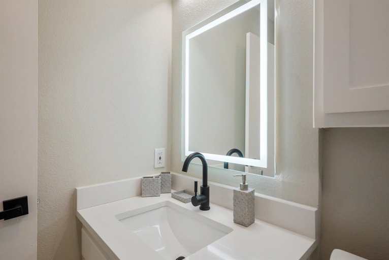 Bathroom 4, Hillsdale, Dallas