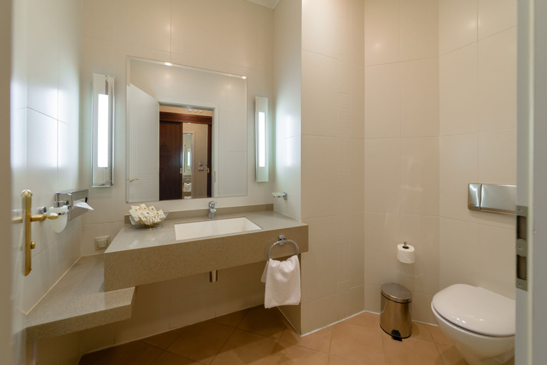 Bathroom 4, Peter 1 Hotel, Central