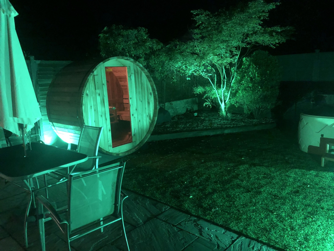 Others 5, Bournemouth Hot Tub & Sauna Holiday Let, Bournemouth