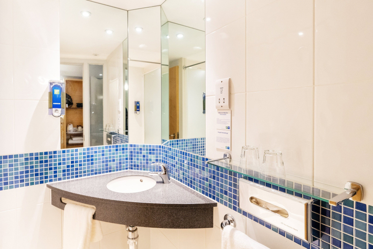 Bathroom 4, Holiday Inn Express DUNDEE by IHG, Dundee