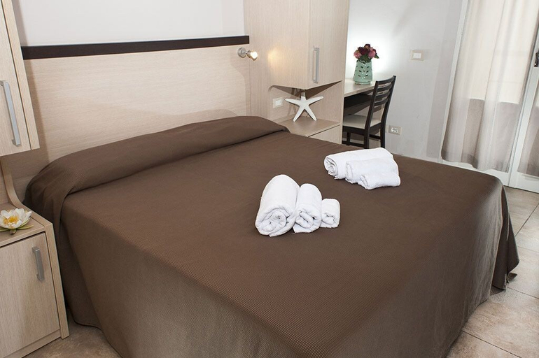 Bedroom 4, Hotel Aquarius, Rimini