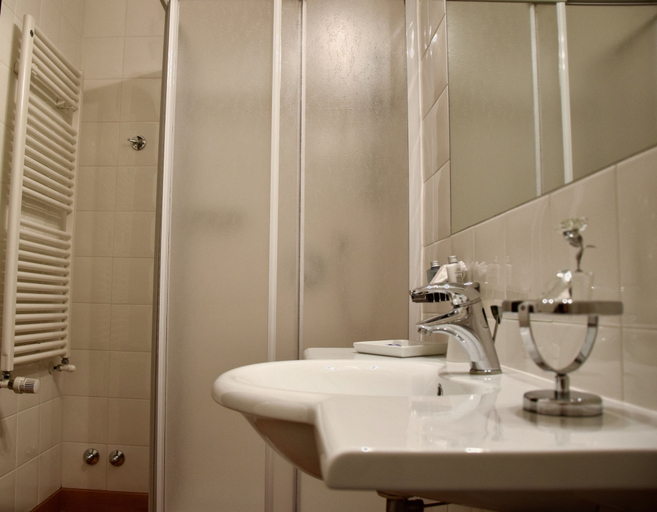 Bathroom 5, Hotel La Torre, Ancona