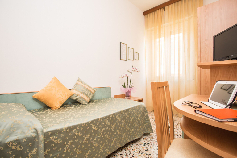 Bedroom 2, Hotel Oregon, Rimini
