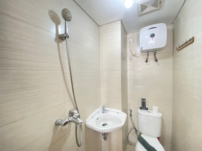 Bathroom 5, Simply Bright Studio Room at Gateway Pasteur Apartment By Travelio, Bandung