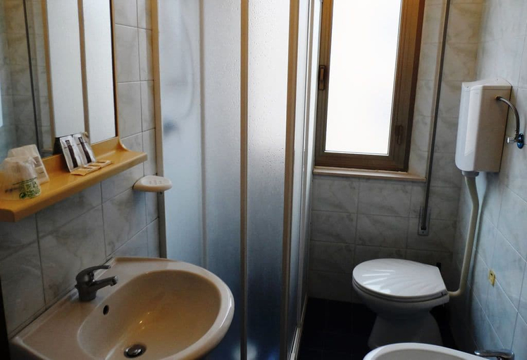 Bathroom 4, Hotel La Dolce Vita, Rimini