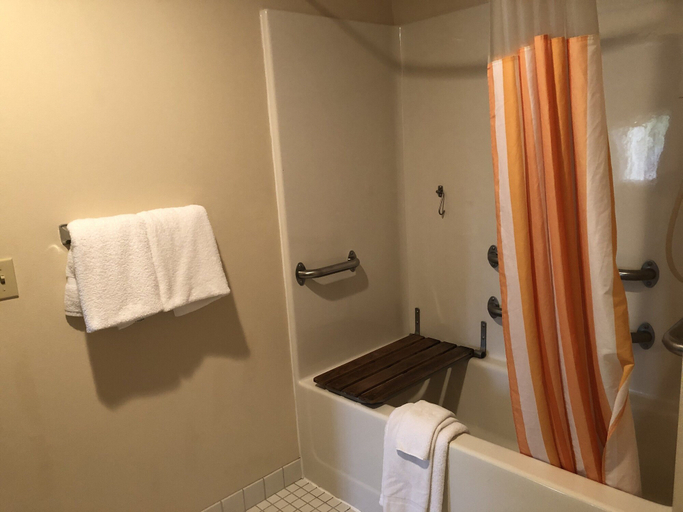 Bathroom 4, La Quinta Inn & Suites by Wyndham Plattsburgh, Clinton