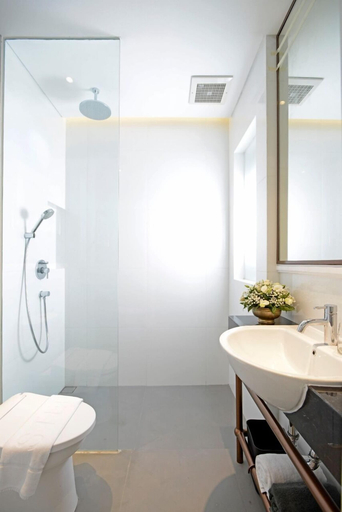 Bathroom 5, Brava Suites by ZIA Surabaya, Surabaya