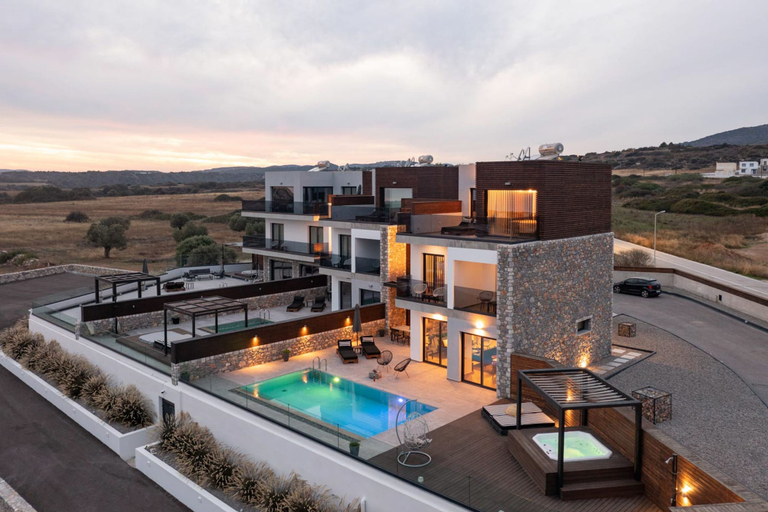 Exterior & Views