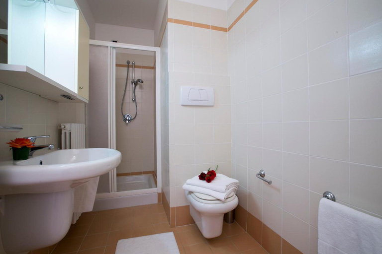 Bathroom 3, Residence Porto Letizia, Como