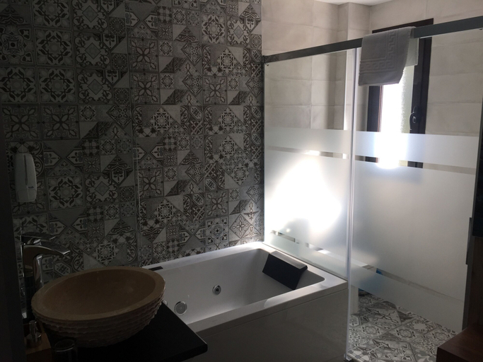 Bathroom 4, El Capricho de Arguis, Huesca