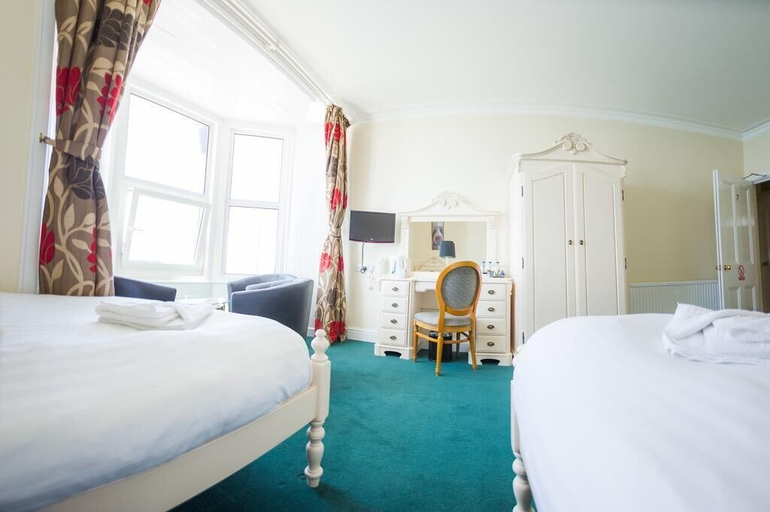 Bedroom 2, Queensbridge Hotel, Ceredigion