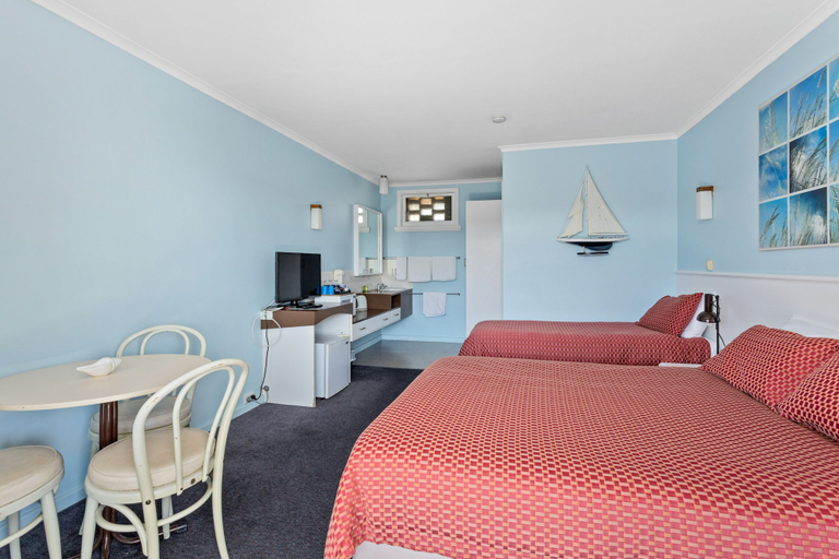 Bedroom 2, Swansea Motor Inn, Glamorgan-Spring Bay