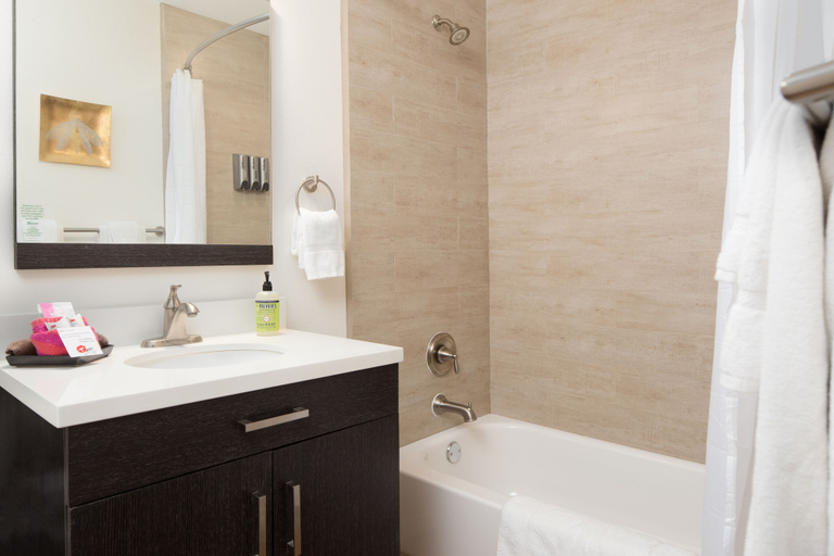 Bathroom 3, Hotel Flora & Fauna, Hays