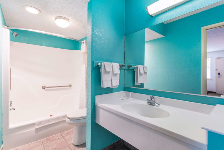 Bathroom 4, Howard Johnson by Wyndham Virginia Beach, Virginia Beach
