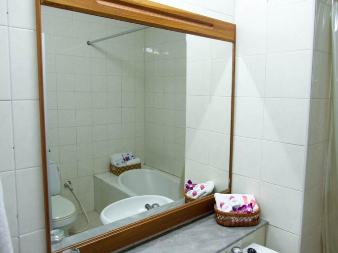 Bathroom 4, Sakol Grand Palace Hotel, Muang Sakon Nakhon