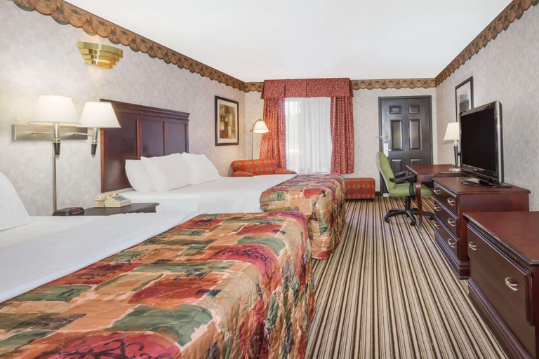 Bedroom 3, Days Inn by Wyndham Oneonta AL, Blount