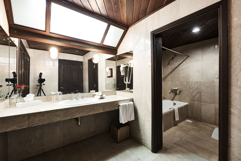 Bathroom 5, Safari Park Hotel And Casino, Kasarani