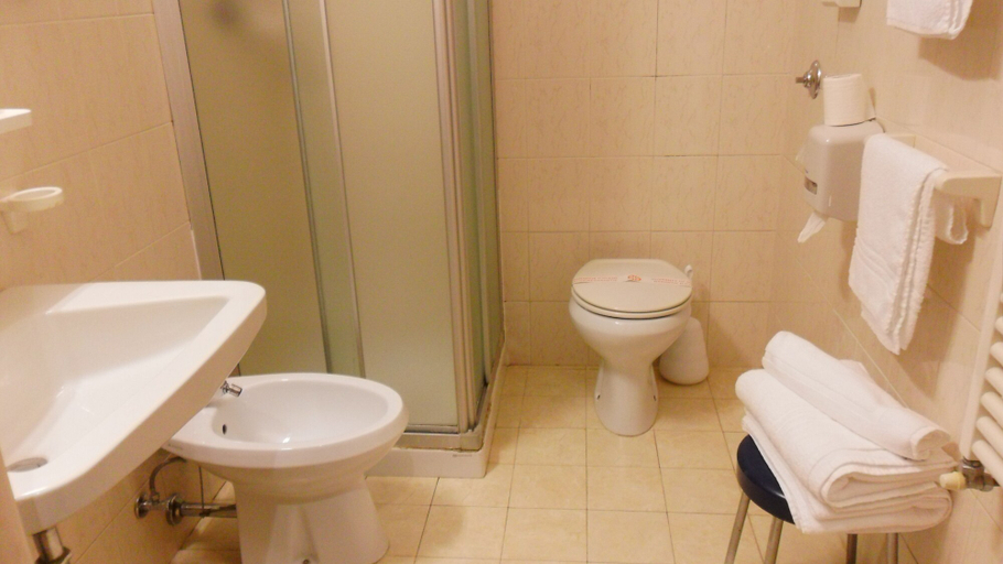 Bathroom 4, Hotel Florida, Padua