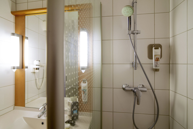 Bathroom 4, ibis Utrecht, Utrecht