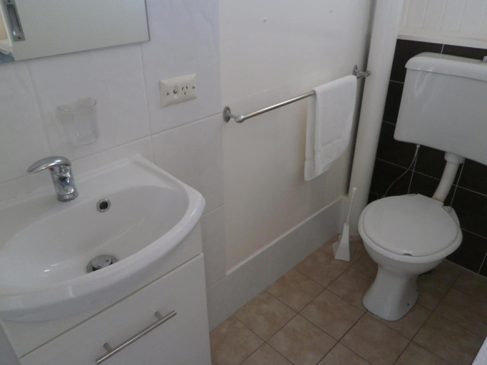 Bathroom 4, Kookaburra Ski Lodge, Snowy River