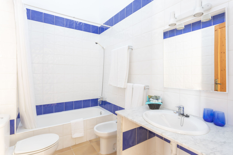 Bathroom 3, Bimbolla Apartaments, Baleares