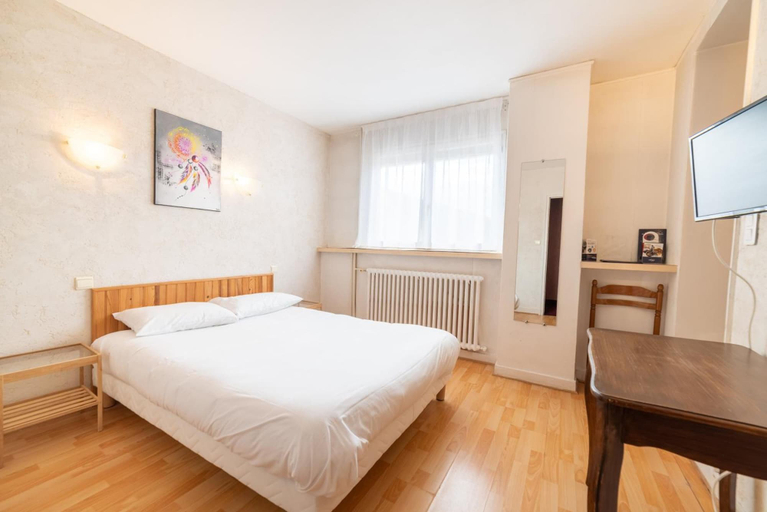 Bedroom 2, Hôtel Du Cygne, Yonne