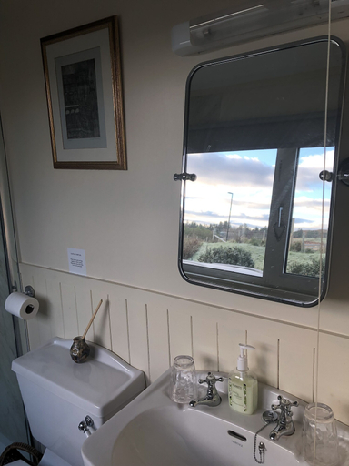 Bathroom 4, Minnies Rooms, Highland