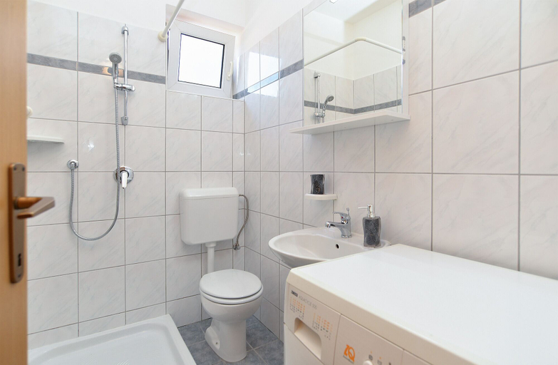Bathroom 3, Apartments Emil 596, Pula