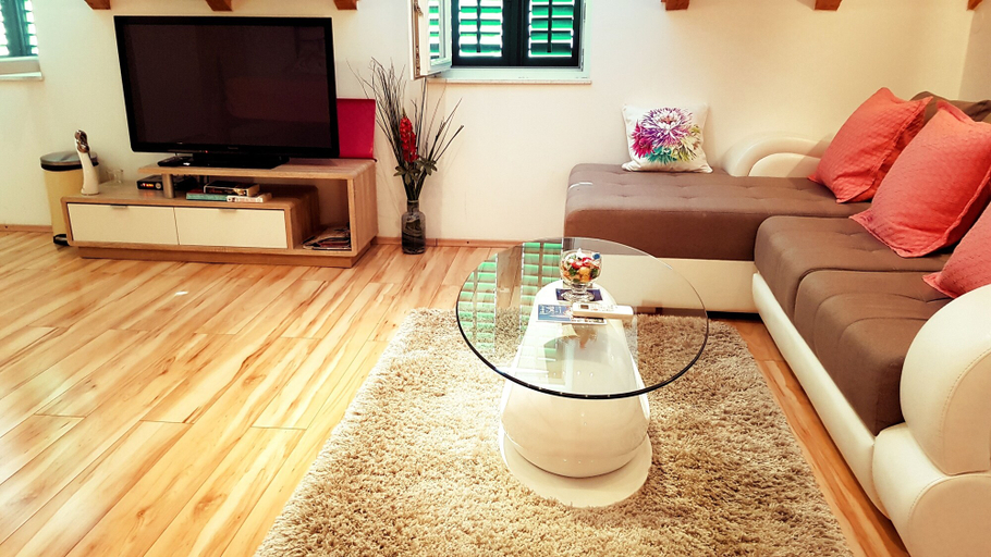 Others 4, House Sandra, Split