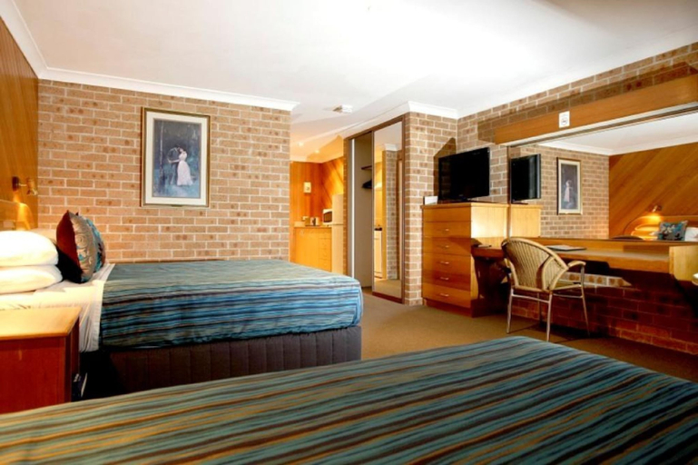 Bedroom 3, The Hermitage Motel, Campbelltown - South