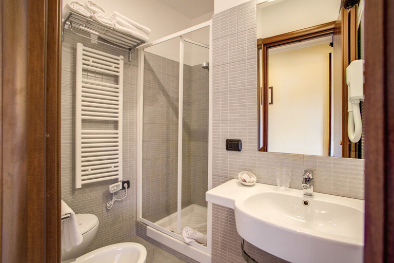 Bathroom 5, Hotel Roma Tiburtina, Rome