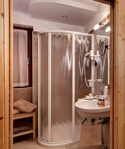 Bathroom 4, Hotel Diana, Trento