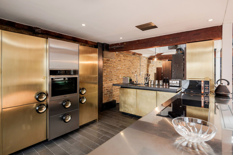Others 5, Skyline Water Front Penthouse Apartment, London