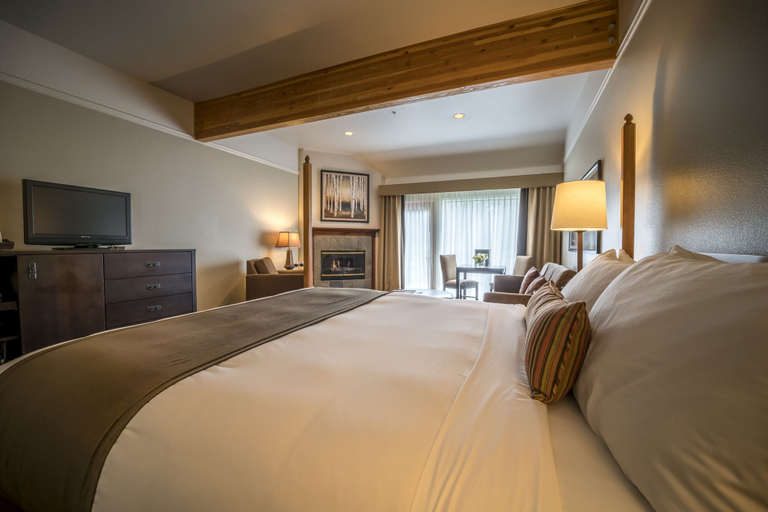 Bedroom 3, Pine Ridge Inn, Deschutes