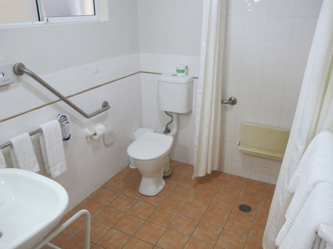 Bathroom 5, Aston Hill Motor Lodge, Port Macquarie-Hastings - Pt A