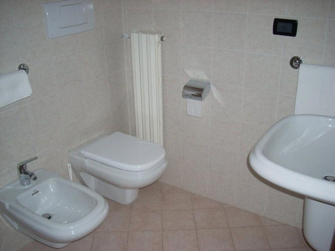Bathroom 4, Hotel Margherita, Foggia