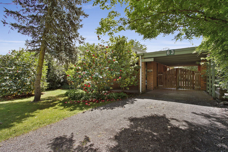 Exterior & Views 2, Warrina - Over Looking Ovens River, Alpine - East