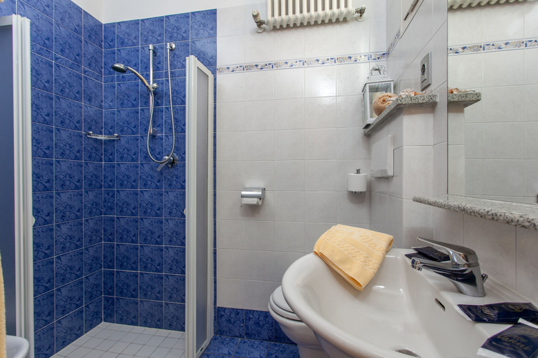 Bathroom 4, Hotel Vanni, Rimini