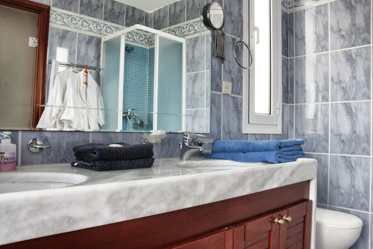 Bathroom 4, Glan Y Mor, Crete