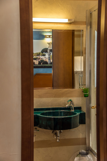 Bathroom 4, Kent, Rome