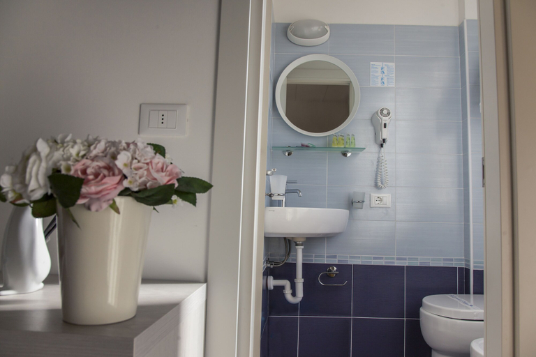 Bathroom 5, Hotel Concorde, Rimini