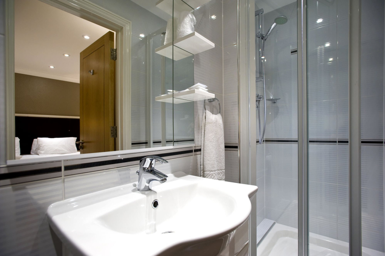 Bathroom 5, Spark by Hilton London Chiswick, London