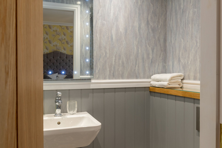 Bathroom 5, Holly Lodge Guest House, Cumbria